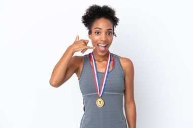 Beyaz arka planda izole edilmiş, telefon jesti yapan genç Afrikalı Amerikalı kadın. Bana geri dönüş işareti ver.