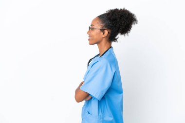 Genç cerrah Afrikalı Amerikalı doktor kadın, beyaz arka planda yan pozisyonda izole edilmiş.