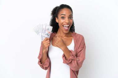 Genç Afrikalı Amerikalı kadın, beyaz arka planda zaferi kutlayan bir sürü para alıyor.