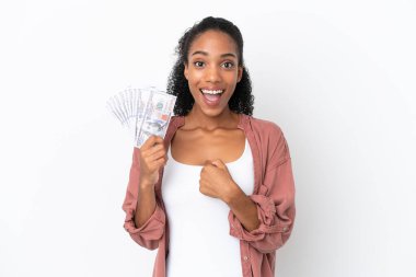 Genç Afrikalı Amerikalı bir kadın, beyaz arka planda izole edilmiş bir sürü para alıyor. Şaşırtıcı bir yüz ifadesi var.