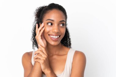 Beyaz arka planda izole edilmiş genç Afrikalı Amerikalı kadın.