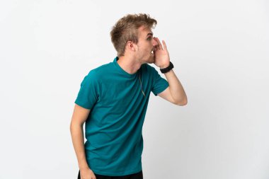 Beyaz arka planda izole edilmiş, ağzı açık genç bir adam bağırıyor.