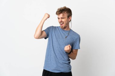 Beyaz arka planda izole genç yakışıklı bir adam zaferi kutluyor.