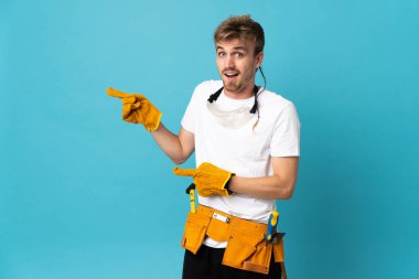 Genç elektrikçi, izole duvarın üzerinden şaşırdı ve yüzünü gösterdi.