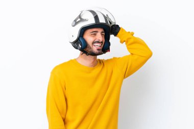 Motosiklet kasklı, beyaz arka planda izole edilmiş genç, beyaz bir adam çok gülümsüyor.