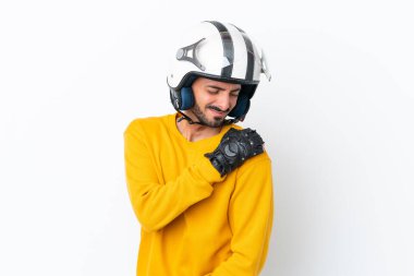 Motosiklet kasklı genç, beyaz arka planda izole edilmiş, omuz ağrısından muzdarip beyaz bir adam.