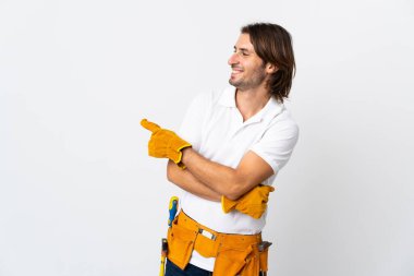 Tecrit edilmiş arka planda genç elektrikçi bir ürünü sunmak için kenarı işaret ediyor.