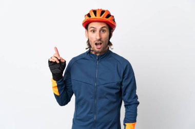 Genç bisikletçi, beyaz arka planda izole edilmiş bir şekilde parmağını kaldırarak çözümü bulmayı umuyor.