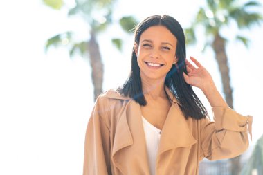 Açık havada genç bir kadın Neşeli bir ifadeyle