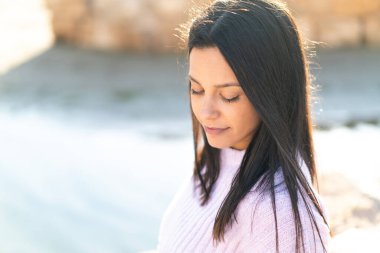 Açık havada genç kadın