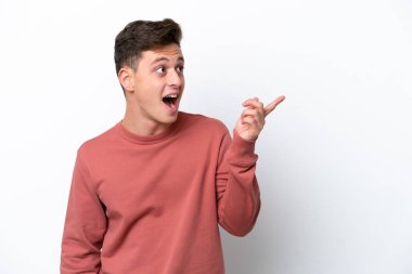 Genç ve yakışıklı Brezilyalı bir adam beyaz arka planda izole edilmiş bir şekilde parmağını kaldırarak çözümü bulmayı umuyor.