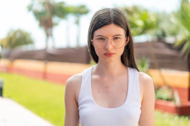 Dışarıda gözlüklü güzel bir kadın var.