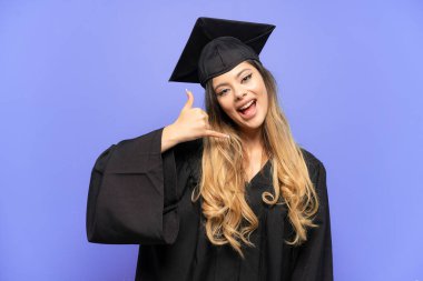 Üniversite mezunu genç bir Rus kız beyaz arka planda izole edilmiş bir şekilde telefon jesti yapıyor. Bana geri dönüş işareti ver.