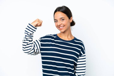 Beyaz arka planda izole edilmiş genç İspanyol kadın zaferi kutluyor.