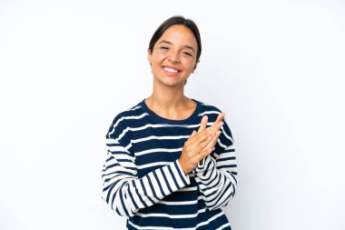 Beyaz arka planda izole edilmiş genç İspanyol kadın bir konferanstan sonra alkışlıyor.