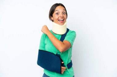 Boyunluk takan genç İspanyol kadın beyaz arka planda izole bir şekilde zaferi kutluyor.