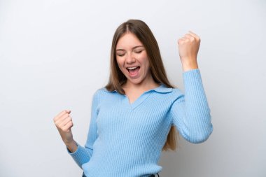 Genç Litvanyalı kadın beyaz arka planda izole bir şekilde zaferi kutluyor.