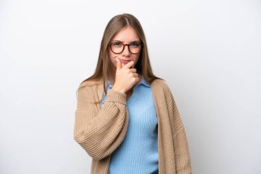 Litvanyalı genç bir kadın beyaz arka planda izole edilmiş. Şüpheleri var.