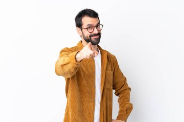 Beyaz arkaplan üzerine kadife ceket giyen beyaz saçlı, sakallı yakışıklı bir adam kendine güvenen bir ifadeyle sana işaret ediyor.
