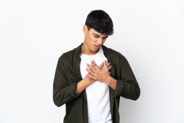 Soyutlanmış beyaz bir geçmişi olan genç bir adam. Kalbinde ağrı var.