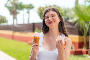Açık havada kornet dondurması olan genç, güzel Ukraynalı bir kadın, benimle gelmesi için davet ediyor. Gelmene sevindim.