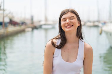 Açık havada genç ve güzel bir kadın. Portre