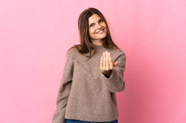 Pembe arka planda izole edilmiş genç Slovak kadın, bizimle gelmesi için davet ediyor. Gelmene sevindim.