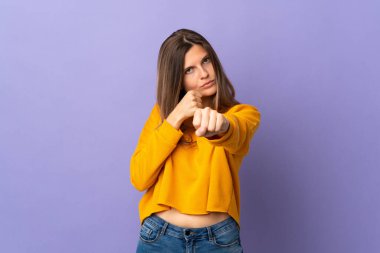 Genç Slovak kadın, mor arka planda yalıtılmış bir şekilde dövüşüyor.