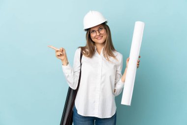Slovak mimar kız elinde mavi arka planda izole edilmiş planlar tutuyor.
