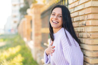 Dışarıdaki genç kadın çok fazla gülümsüyor.