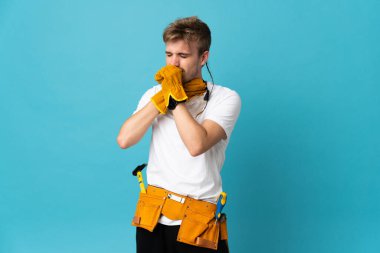 Genç elektrikçi, izole edilmiş duvarın ardında öksürük ve kötü hisler yaşıyor.