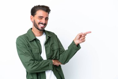 Beyaz arka planda izole edilmiş beyaz tenli genç adam...