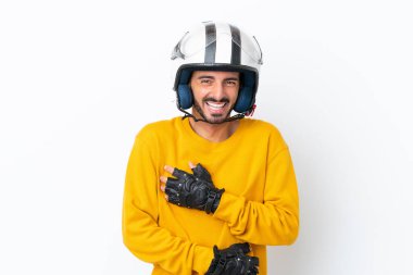 Motosiklet kasklı, beyaz arka planda izole edilmiş genç, beyaz bir adam çok gülümsüyor.