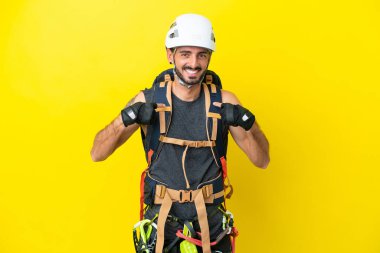 Kafkasyalı genç dağcı, sarı arka planda yalıtılmış, şaşırmış bir yüz ifadesi var.