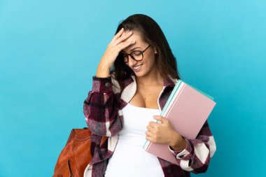 İzole edilmiş arka plandaki genç bayan gülüyor.