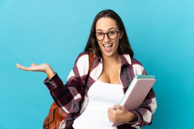 Yüzünde şok ifadesi olan, izole edilmiş genç bir kız öğrenci.