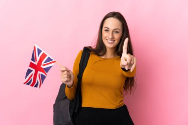 Birleşik Krallık bayrağını tutan ve parmağını kaldıran genç İspanyol kadın.