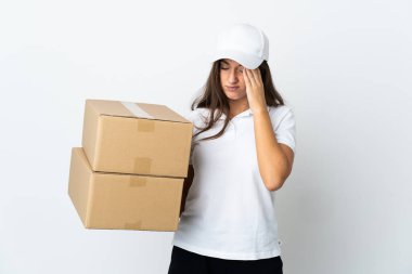 Genç teslimatçı kadın, soyutlanmış beyaz arka plan ve baş ağrısı.