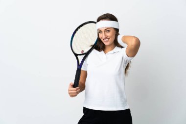 Genç bayan tenisçi izole beyaz arka planda gülüyor.