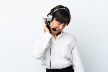 Tele pazarlamacı, beyaz arka planda boynu ağrıyan bir kulaklıkla çalışan melez bir kadın.