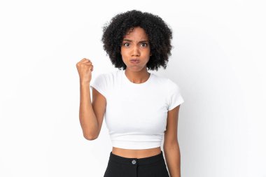 Genç Afrikalı Amerikalı kadın mutsuz bir ifadeyle beyaz arka planda izole edilmiş.