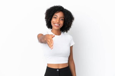 Beyaz arka planda izole edilmiş genç Afrikalı Amerikalı kadın iyi bir anlaşma için el sıkışıyor.