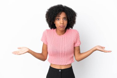 Beyaz arka planda yalnız yaşayan genç Afrikalı Amerikalı kadın ellerini kaldırırken şüpheleri vardı.