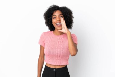 Beyaz arka planda izole edilmiş genç Afrikalı Amerikalı kadın ağzı açık bağırıyor.