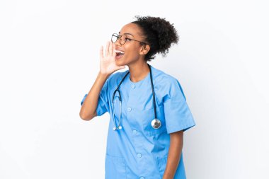 Genç cerrah Afrikalı Amerikalı kadın beyaz arka planda izole edilmiş ağzı sonuna kadar açık bağırıyor.