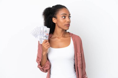 Genç Afrikalı Amerikalı kadın, beyaz arka planda izole edilmiş bir şekilde çok para alıyor.