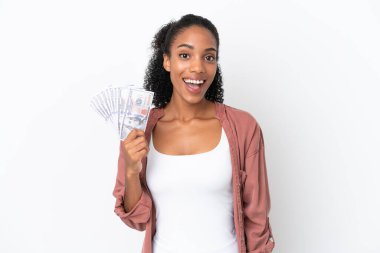 Genç Afrikalı Amerikalı bir kadın, beyaz arka planda izole edilmiş bir sürü para alıyor. Şaşırtıcı bir yüz ifadesi var.