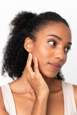 Beyaz arka planda izole edilmiş genç Afrikalı Amerikalı kadın.