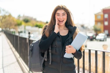 Tecrit edilmiş genç bir bayan öğrenci ağzı açık bağırıyor.