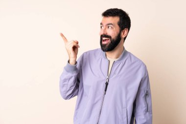 İzole edilmiş arka planda sakallı, beyaz bir adam parmağını kaldırarak çözümü bulmaya çalışıyor.